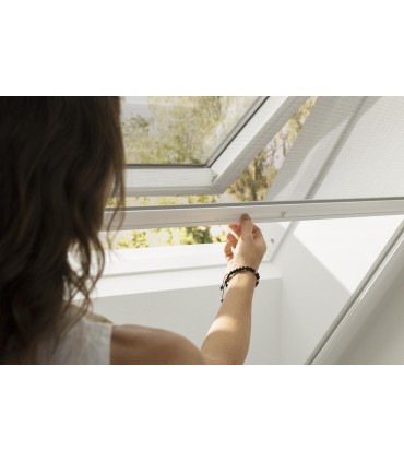 Rulou VELUX împotriva insectelor – design elegant, culoare albă